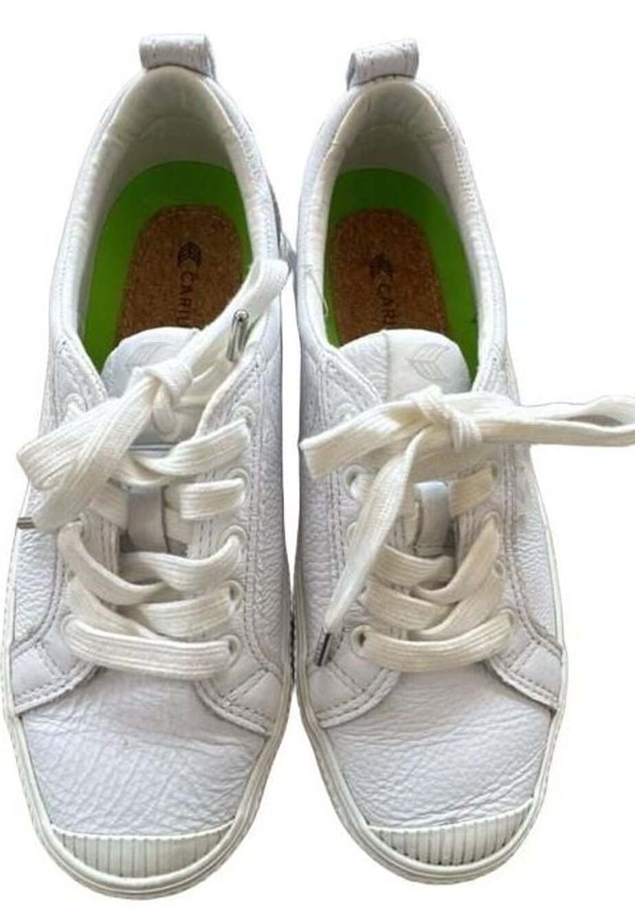 Cariuma Oca Low Size 7 / EU 38 White Premium Leather Sneaker